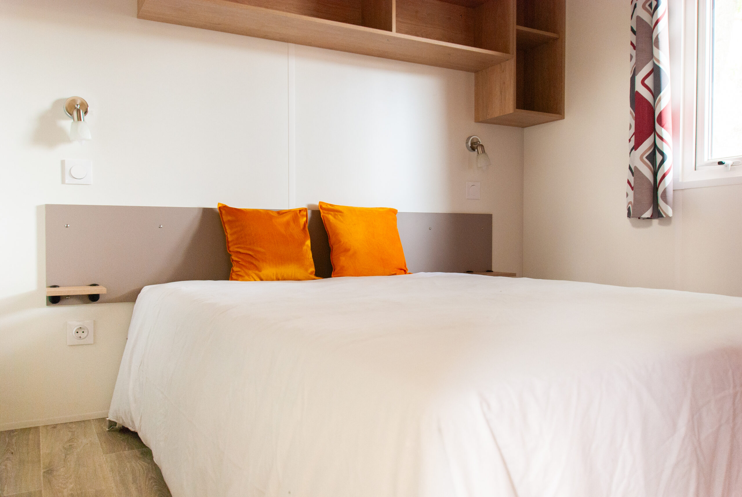 Intérieur d'un mobil home Rapid'home LO872 à vendre dans les Landes, montrant la grande chambre parentale avec lit double prêt à s'installer