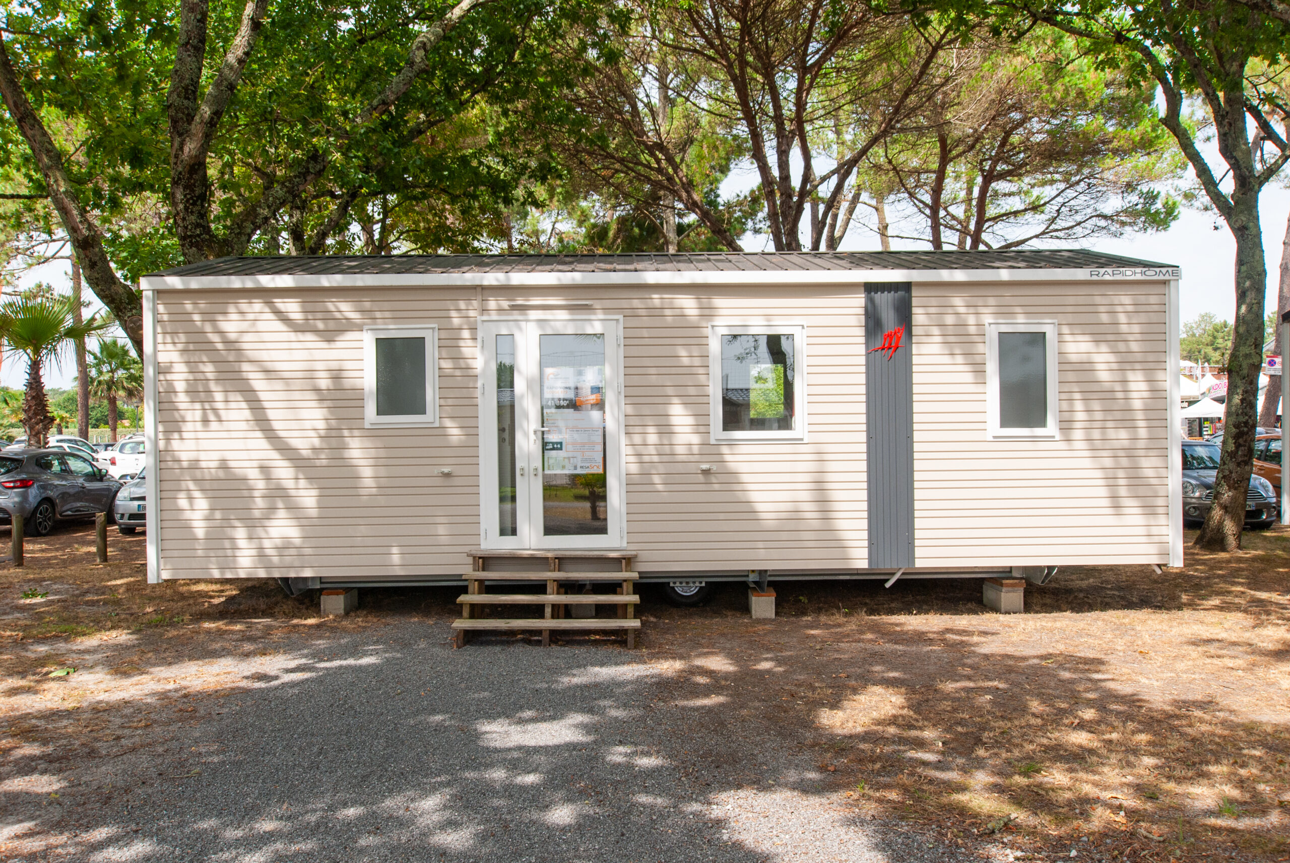 Mobil home Rapid'home LO872 à vendre dans les Landes - Vue de la façade extérieure mettant en valeur son design moderne et accueillant