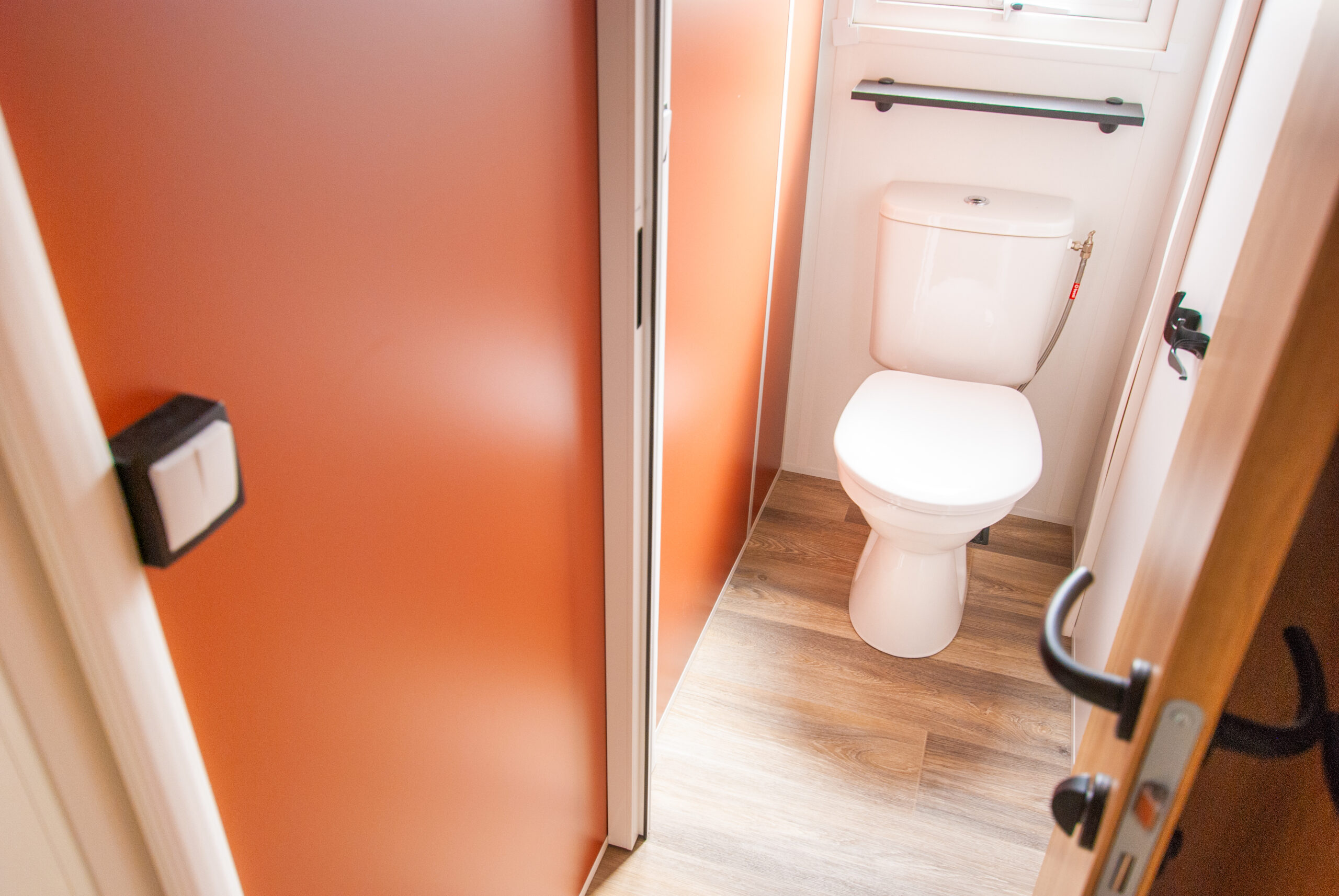 Intérieur du mobil home Rapid'home Élite 1040 avec vue sur les WC séparés, fenêtre offrant intimité et confort visuel, à vendre dans les Landes - 2 salles de bains et 3 chambres
