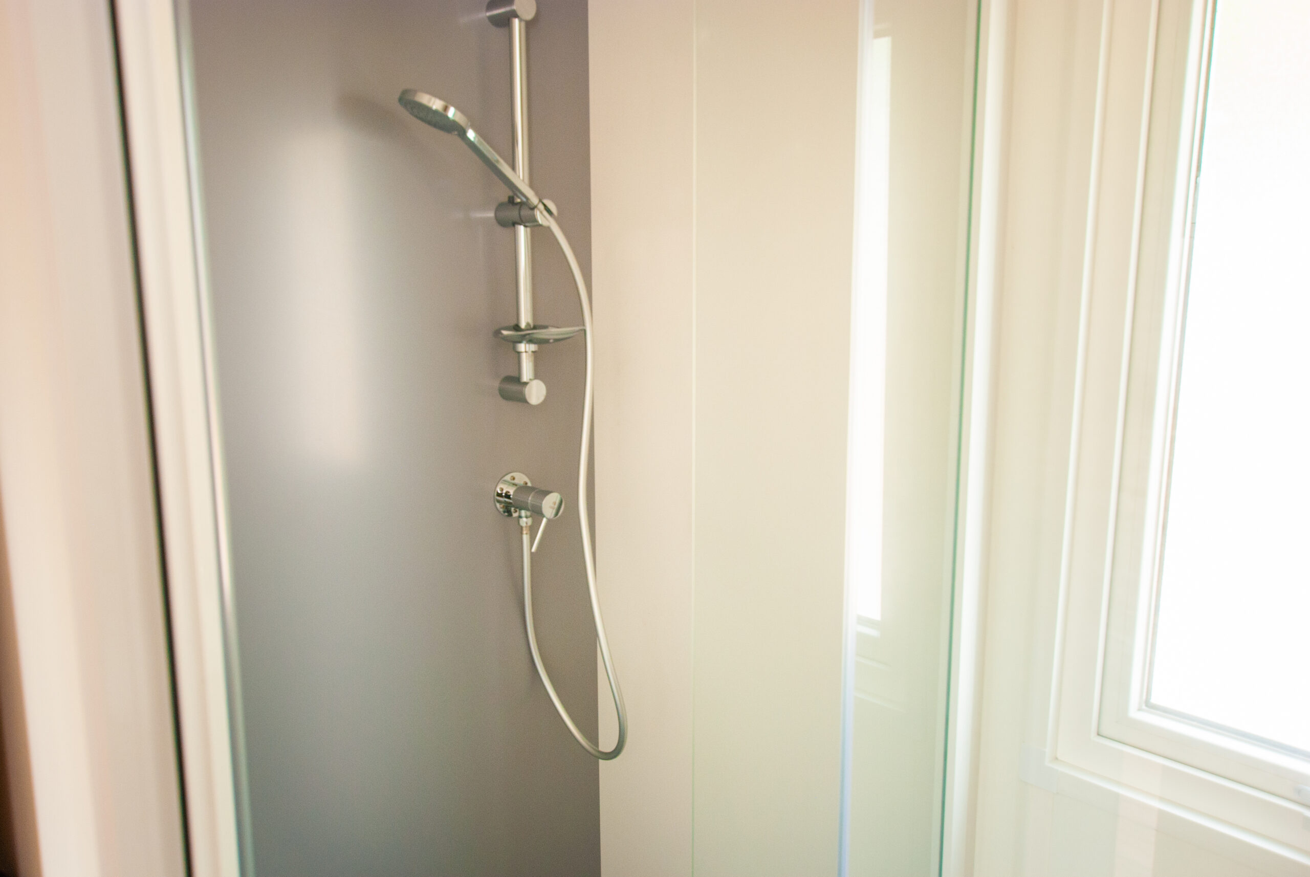 Intérieur mobil home Rapid'home élite 1040 : vue sur la première salle de bains avec douche, 2 salles de bains et 3 chambres, à vendre dans les Landes.