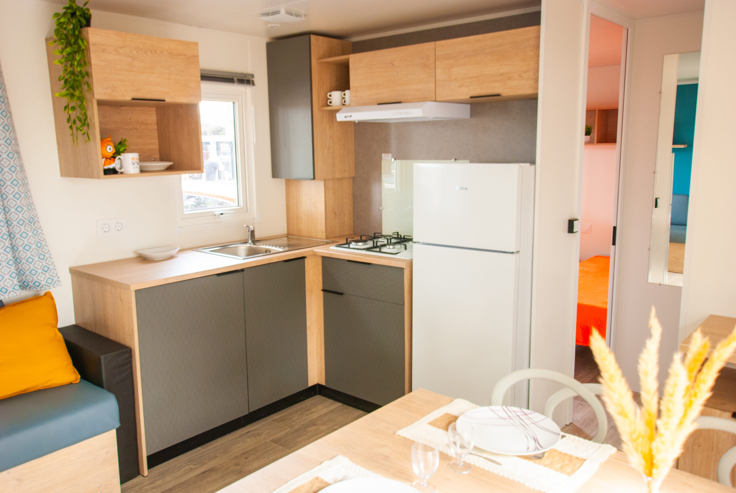 Cuisine moderne et salle à manger élégante du mobil home Rapid'home lodge 83 à vendre dans les Landes, parfait pour des vacances en famille.