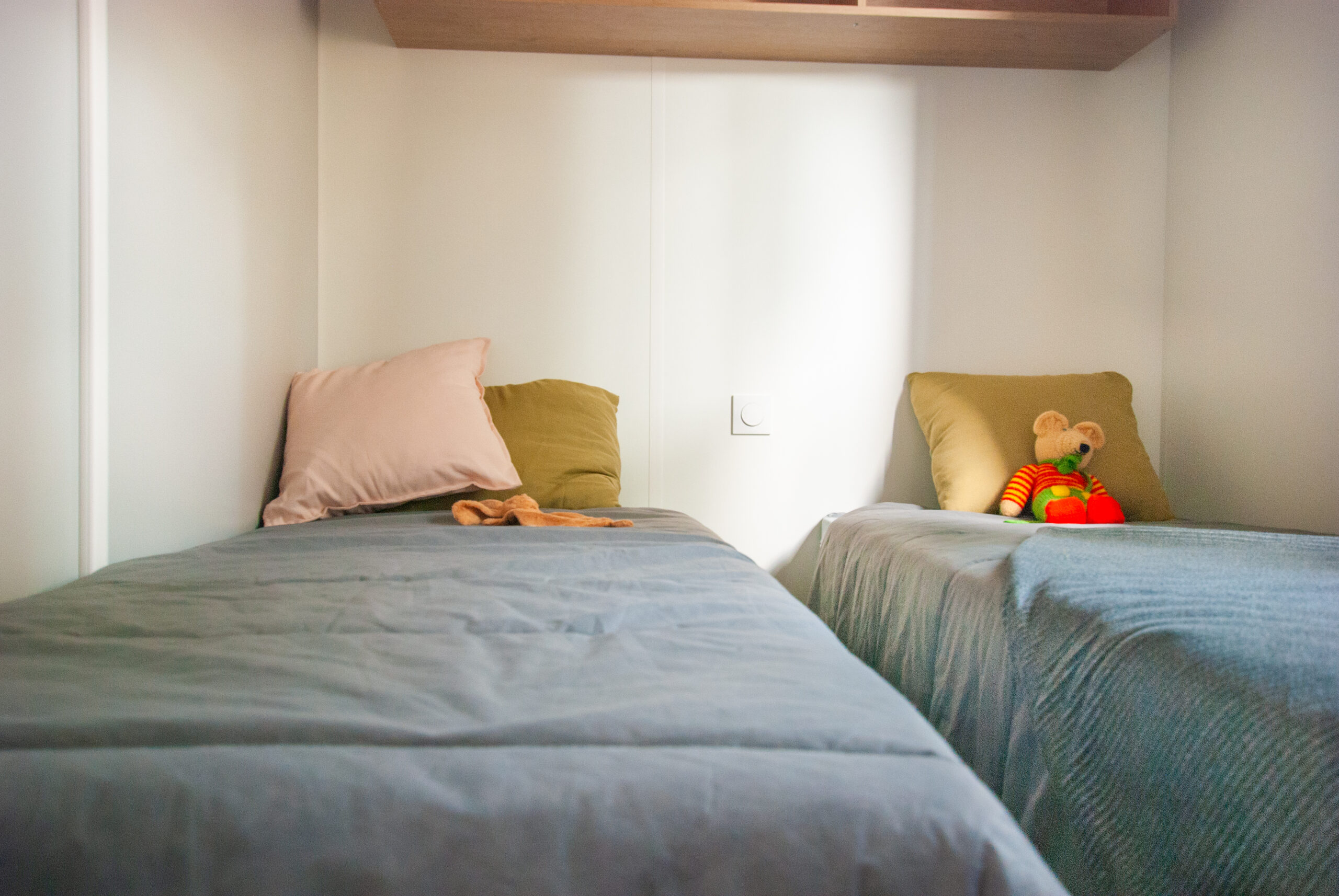 Intérieur de la deuxième chambre du mobil home Rapid'home LO872 en vente dans les Landes, idéale pour accueillir 2 lits simples ou un lit double, parfait pour les invités et les enfants