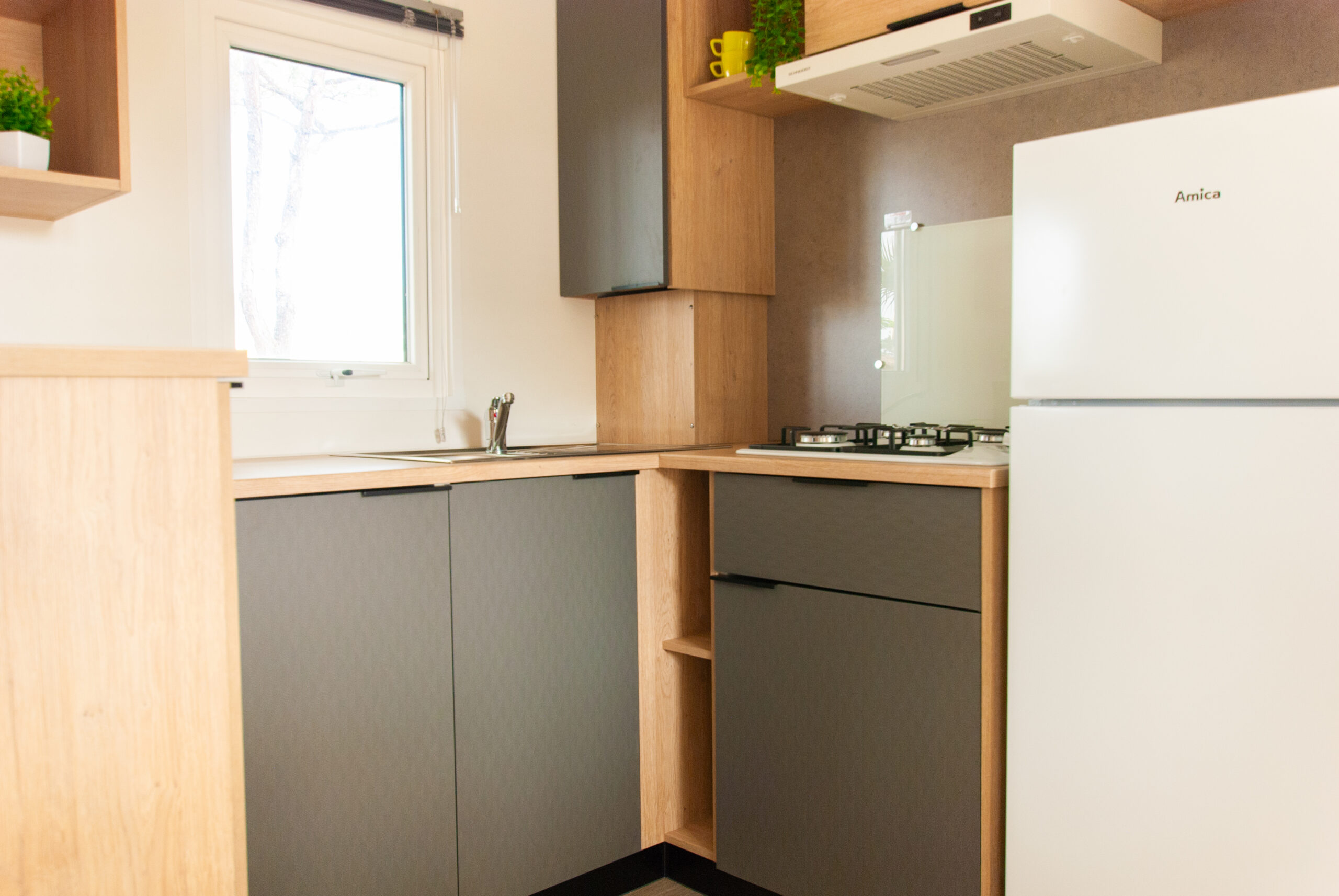 Intérieur cuisine moderne du mobil-home Rapid'home LO872 à vendre dans les Landes, avec fenêtre apportant luminosité et espace accueillant