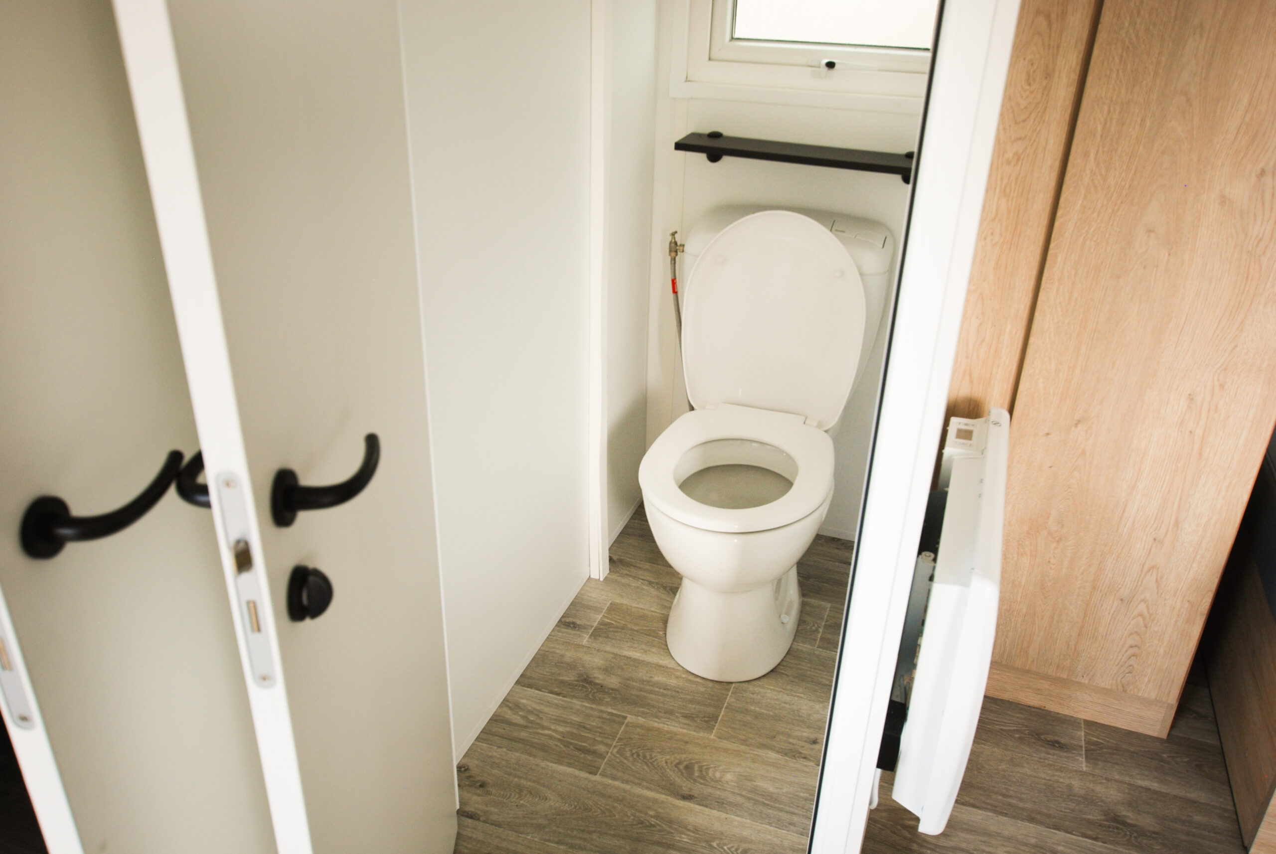 Intérieur des WC d'un mobil home à vendre dans les Landes, montrant un espace moderne et bien entretenu avec des finitions soignées.