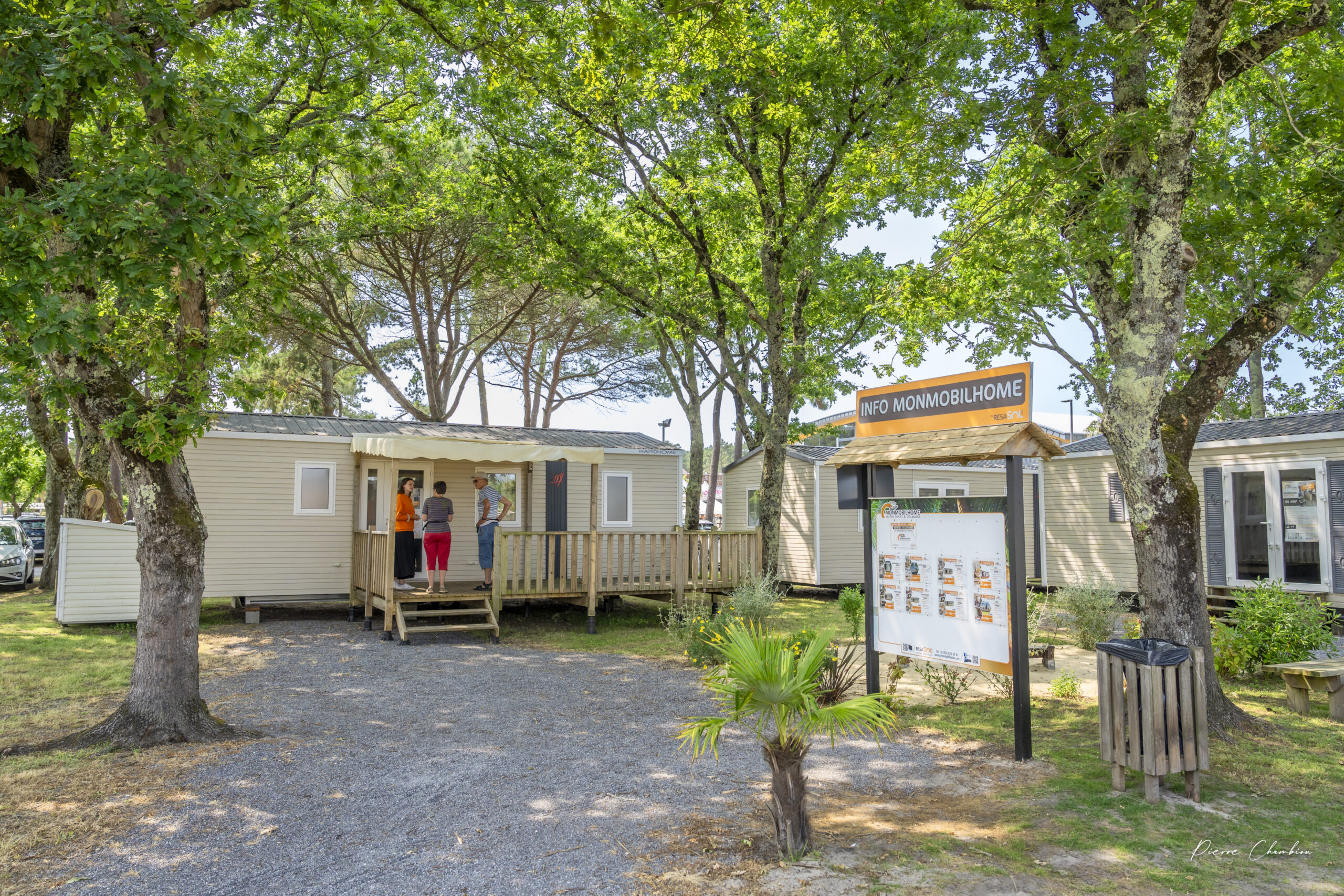Los clientes visitan las casas móviles del recinto ferial acompañados por nuestra experta en casas móviles.