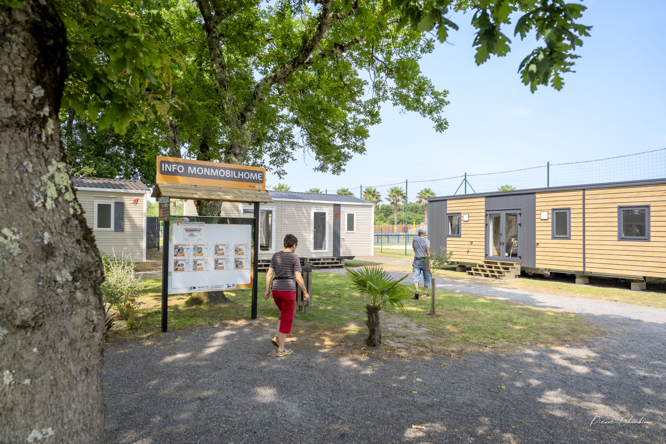 Los futuros propietarios de una casa móvil descubren los modelos en el recinto de exposición