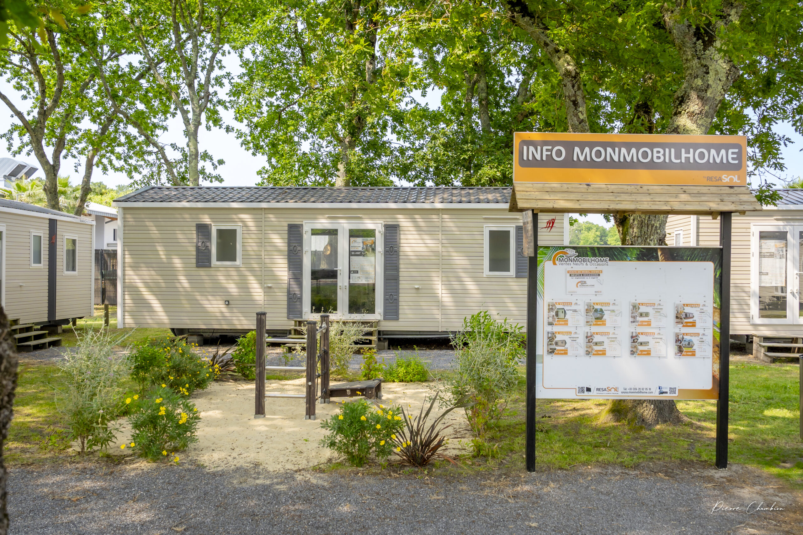 Punto de información con un cartel de bienvenida en el parque de exposición de casas móviles MonMobilHome